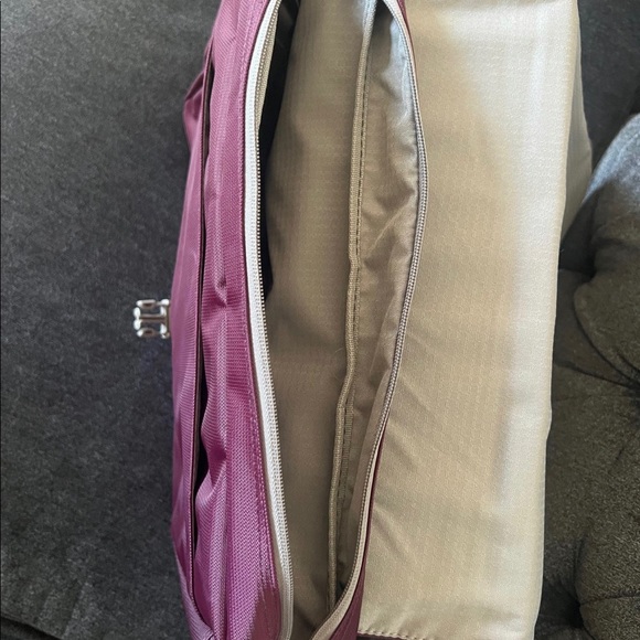 ⭐️ Firm Price ⭐️ New without tags Skyway messenger laptop bag - Picture 4 of 5